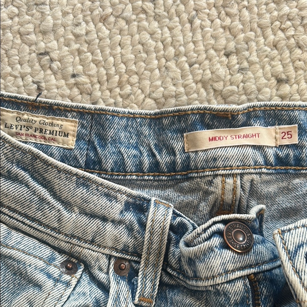 Levi's Middy Straight Jean. Size 25